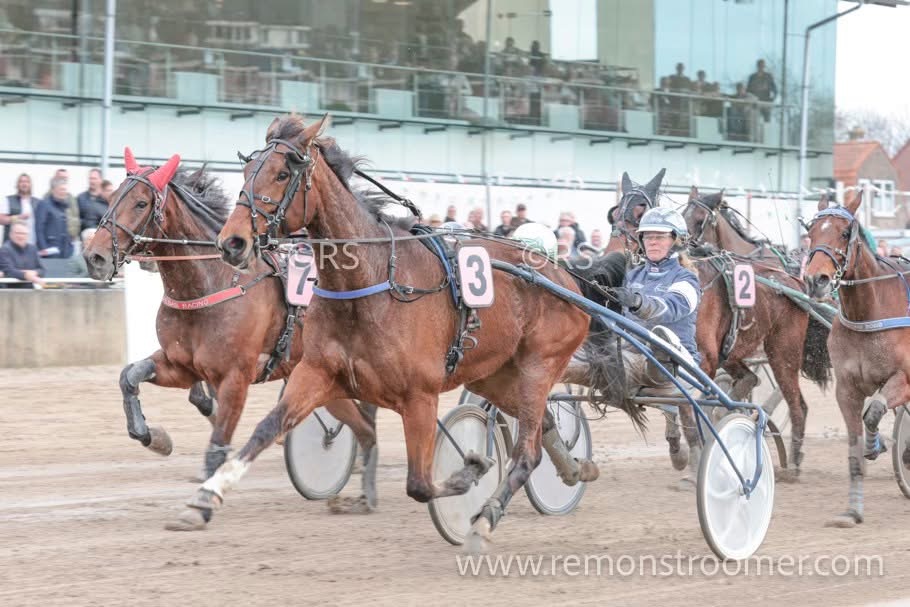 Loes en Cassidy naar de volle winst bij seizoensopening Alkmaar Zeturf Arena. Ottey mooi derde en prima kwalificatie van Obelix.