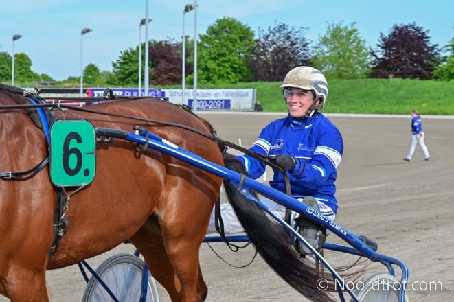 Lucky zesde in de Peerdepietenkoers op Victoria Park Wolvega.